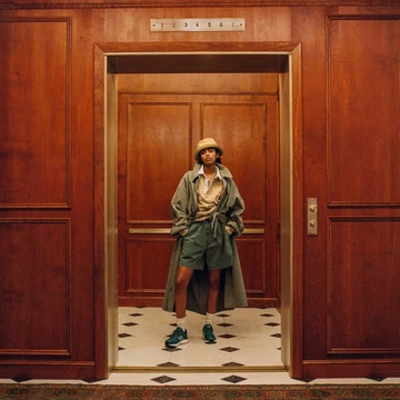 New Balance 990v4 Teal - Lookbook Shot mit Model im Aufzug