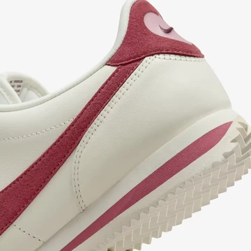 Nike Cortez Valentines Day 2024 ferse