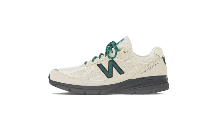 Der New Balance 990v4 Macadamia Nut von der Seite auf weißem HIntergrund