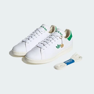 Sporty & Rich adidas Stan Smith Seitlich mit extra Schnüsenkeln