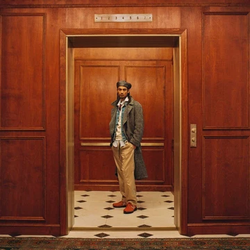 New Balance 990v4 Mahagony - Lookbook Shot mit Model im Aufzug