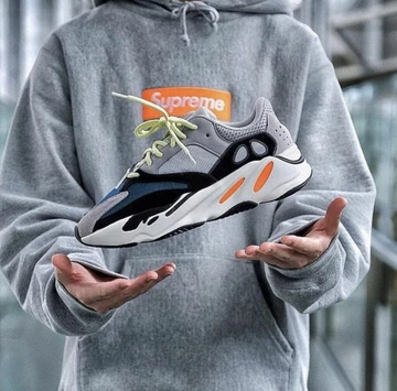 Jemand wirft einen adidas Yeezy Wave Runnter hoch - Hookup