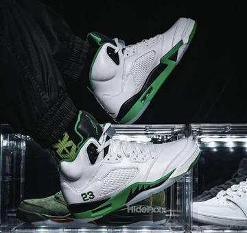 Jordan 5 Lucky Green in einer durchsichtigen Box