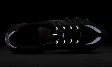 Nike Shox TL Black University Red im Dunkeln