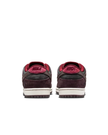 Riot Skateshop x Nike SB Dunk Low Night Maroon Paar Fersen