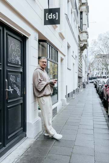 Dylan Clogs Blog - Christopher posiert an einer Wand