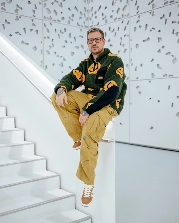 Christopher ist ein Sneakerhead und trägt den Campus 00s
