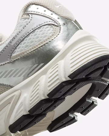 Nike V5 RNR Summit White Ferse Details