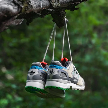 43einhalb x adidas Collabo hängt an einem Baum