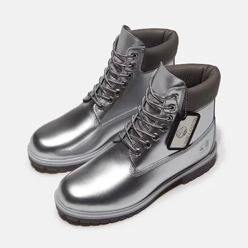 Veneda Carter x Timberland 6 Inch Boot Silver Paar von schräg seitlich