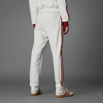 FC Bayern München x adidas Samba Beige Red worn Fersen