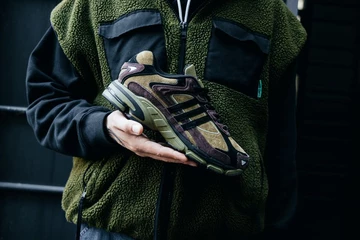 adidas Response CL Focus Olive - in der Hand