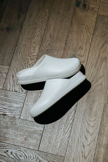 Dylan Clogs Blog - die Schuhe liegen auf einem Holzboden