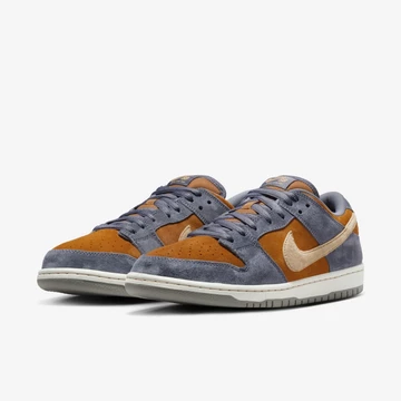 Nike SB Dunk Low Light Carbon schräg frontal