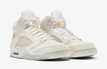 Jordan 5 Retro Year of the Snake Paar schräg seitlich