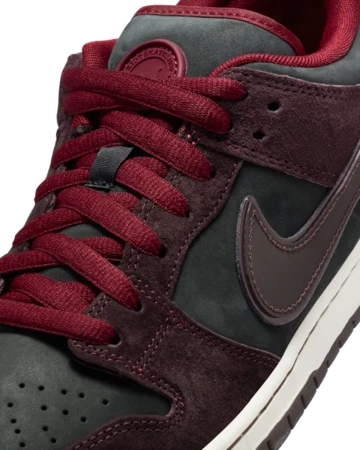 Riot Skateshop x Nike SB Dunk Low Night Maroon Zunge Details