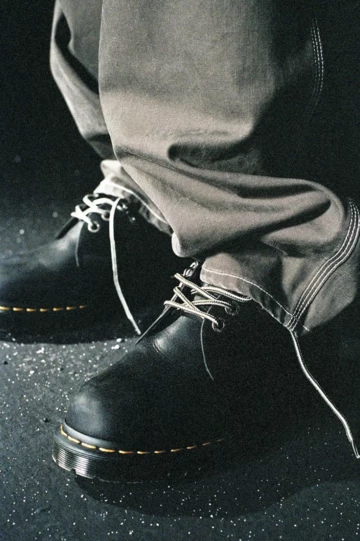 thisisneverthat x Dr. Martens Pack am Fuß