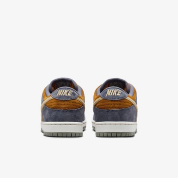 Nike SB Dunk Low Light Carbon von hinten