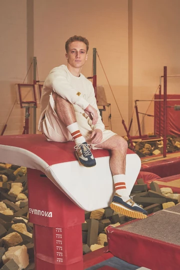 Ein Karhu Sneaker am Fuß