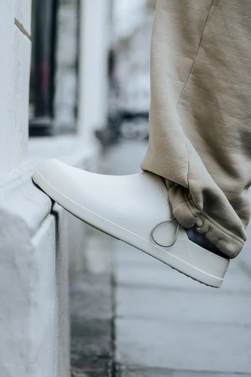 Dylan Clogs Blog Details am Fuß