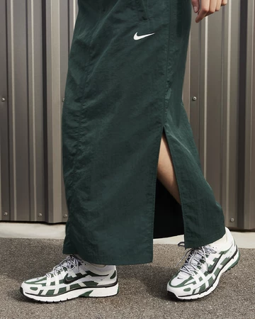 Ein Model trägt den Nike P-6000 Green am Fuß