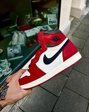 Christopher hält einen Air Jordan Lost and Found in der Hand, sie sind deshalb "Un DS"