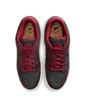 Riot Skateshop x Nike SB Dunk Low Night Maroon Paar von oben