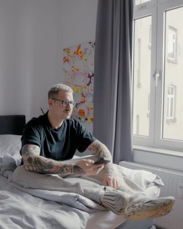 Christopher ist ein Sneakerhead und trägt Crocs im Bett