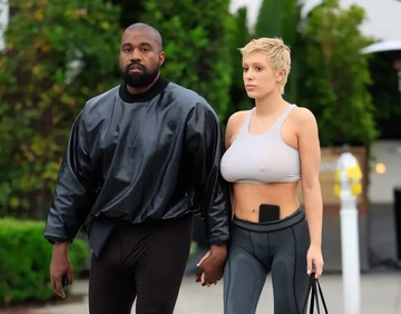 Kanye West mit seiner Frau Bianca Censori auf der Straße