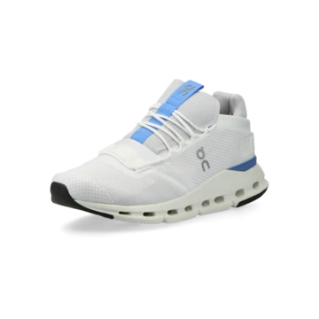 On Running Cloudnova Undyed Ultramarine schräg von vorne