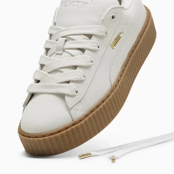Der weiße Fenty Puma Creeper Phatty aus dem Earth Tone Pack von vorne