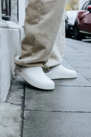 Dylan Clogs Blog Details am Fuß