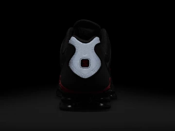 Nike Shox TL Black University Red im Dunkeln