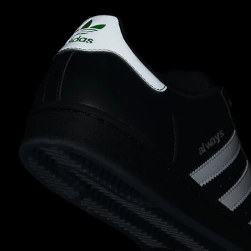 Die Ferse des always adidas Superstar ADV im Dunklen, sie leuchtet mit 3M Details