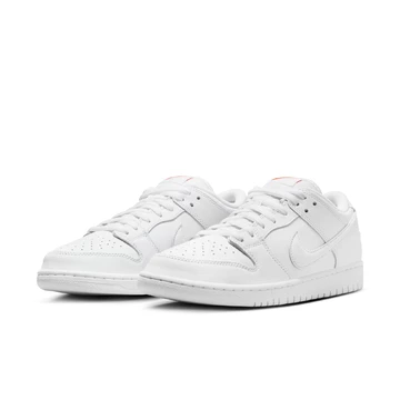 Nike SB Dunk Low All White Paar schräg seitlich