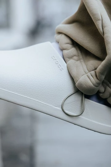 Dylan Clogs Blog Details am Fuß