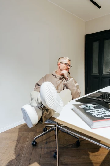 Dylan Clogs Blog Christopher sitzt am Schreibtisch