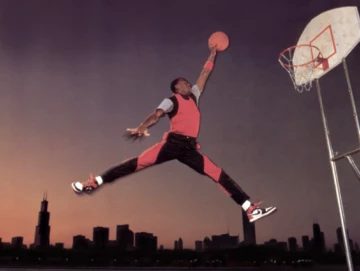 Michael Jordan wie er einen Dunk macht und dabei "fliegt" als Vorbild für das Jumpman Logo