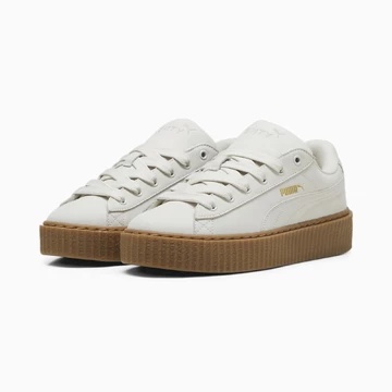 Der weiße Fenty Puma Creeper Phatty aus dem Earth Tone Pack von schräg außen
