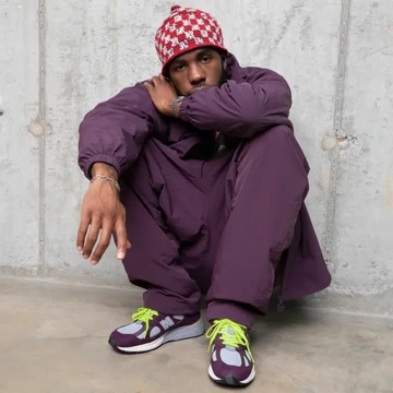 Patta New Balance 991v2 Purple Lookbook Model von Vorne Detail