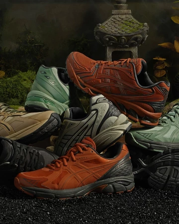 Viele Asics Sneaker auf einem Bild