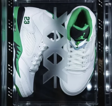 Jordan 5 Lucky Green in einer durchsichtigen Box