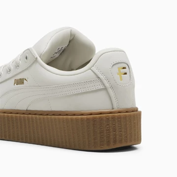 Der weiße Fenty Puma Creeper Phatty aus dem Earth Tone Pack von hinten