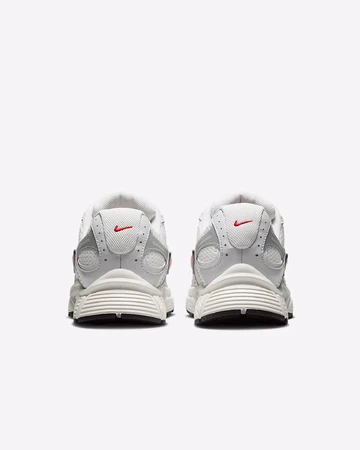 Nike V5 RNR Platinum Tint Fire Red von hinten