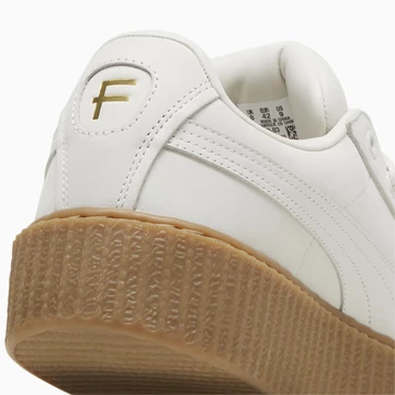 Die Ferse des weißen Fenty Puma Creeper Phatty aus dem Earth Tone Pack