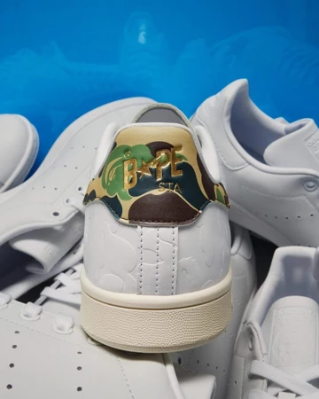 BAPE adidas Stan Smith 30th Anniversary in einem Glücksautomat von hinten, man sieht die grüne Ferse