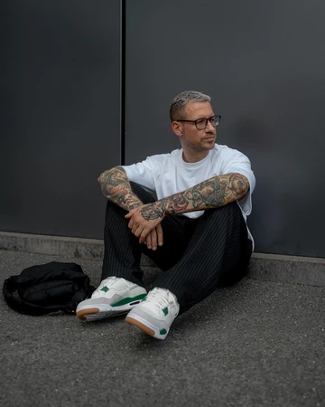 Christopher ist ein Sneakerhead und trägt den Nike SB x Jordan 4 Pine Green