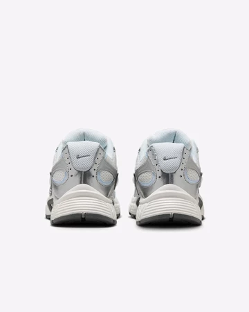 Nike V5 RNR White Blue Tint von hinten