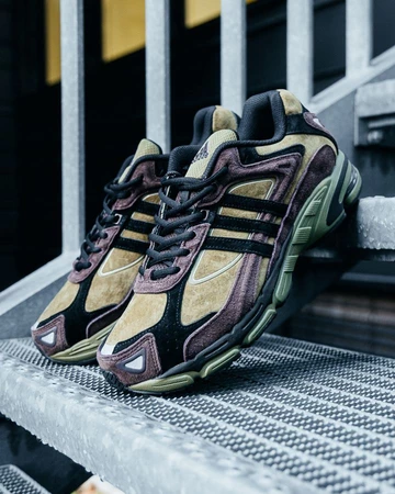 adidas Response CL Focus Olive - an einer Treppe