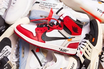 Viele begehrte Sneaker auf einem Haufen